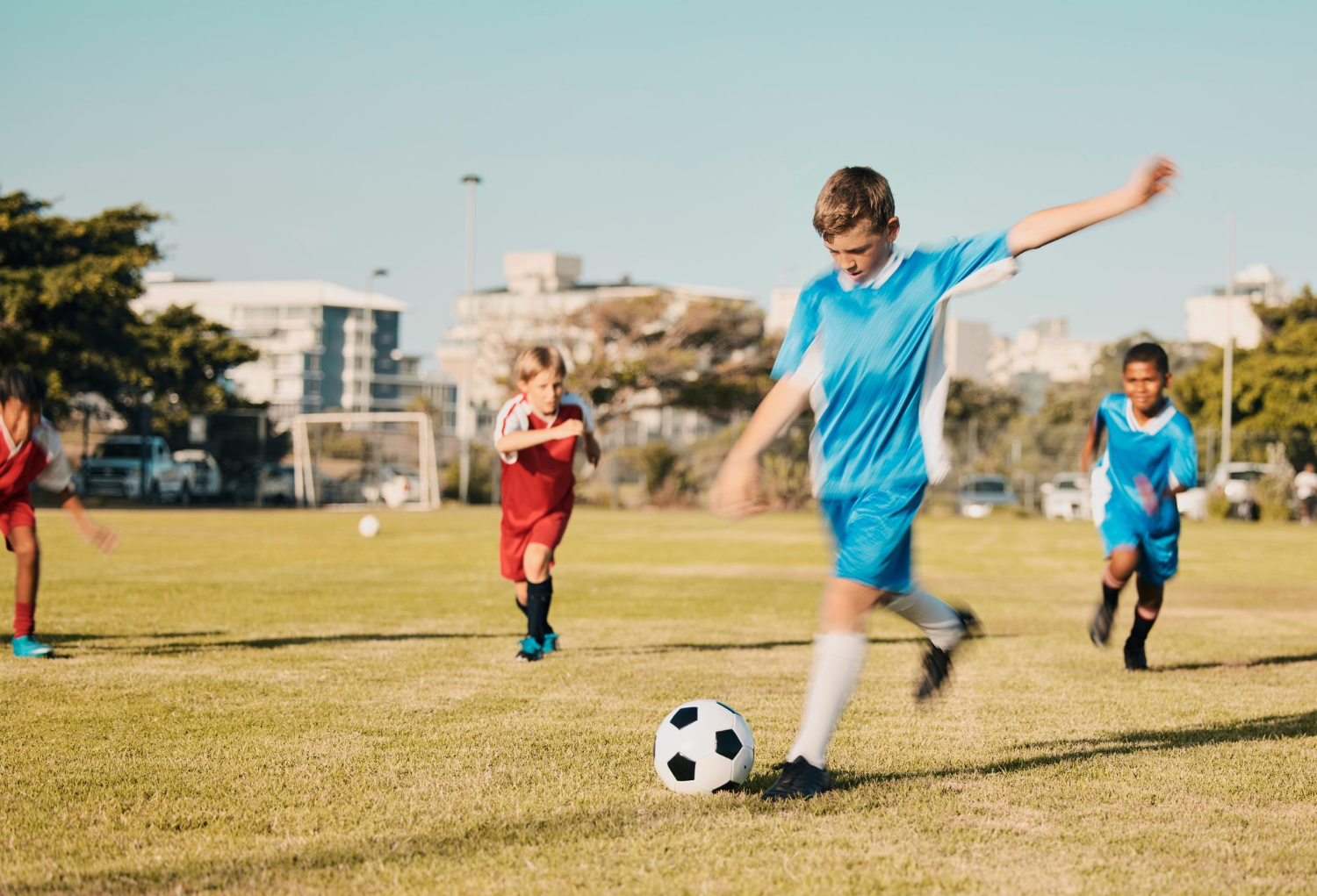 bambini che giocano a calcio